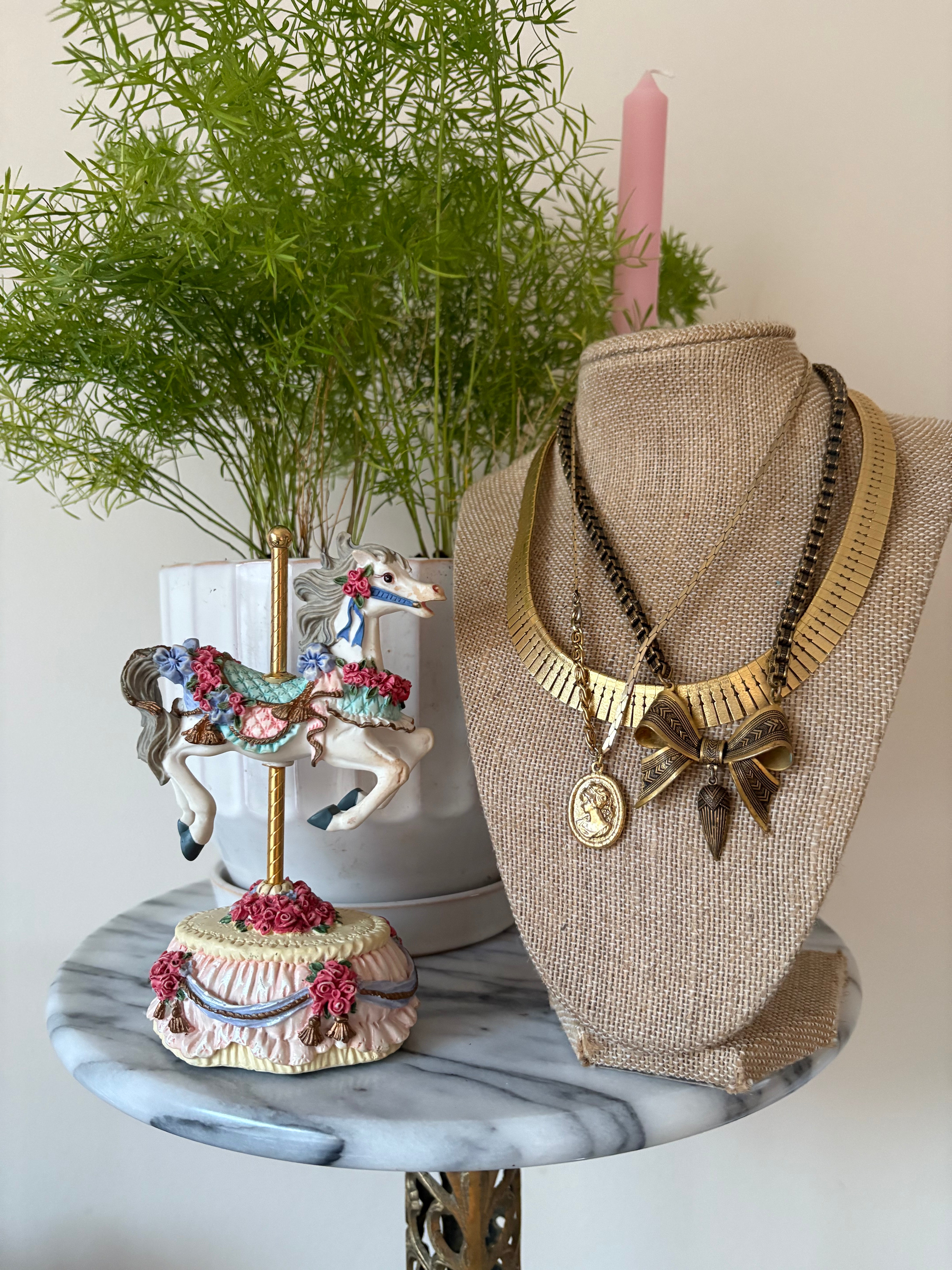 Bow necklace