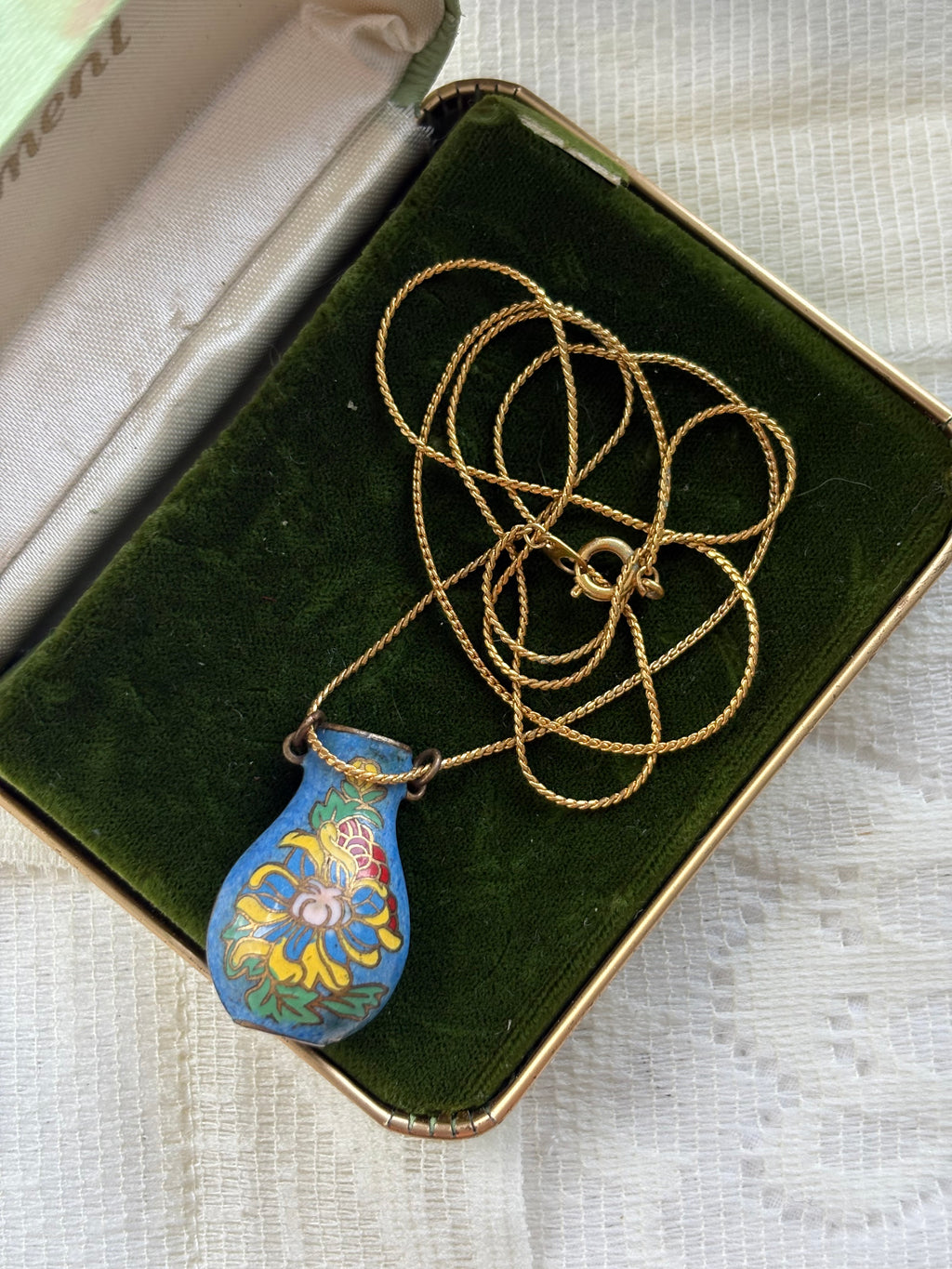 Gold tone vase necklace