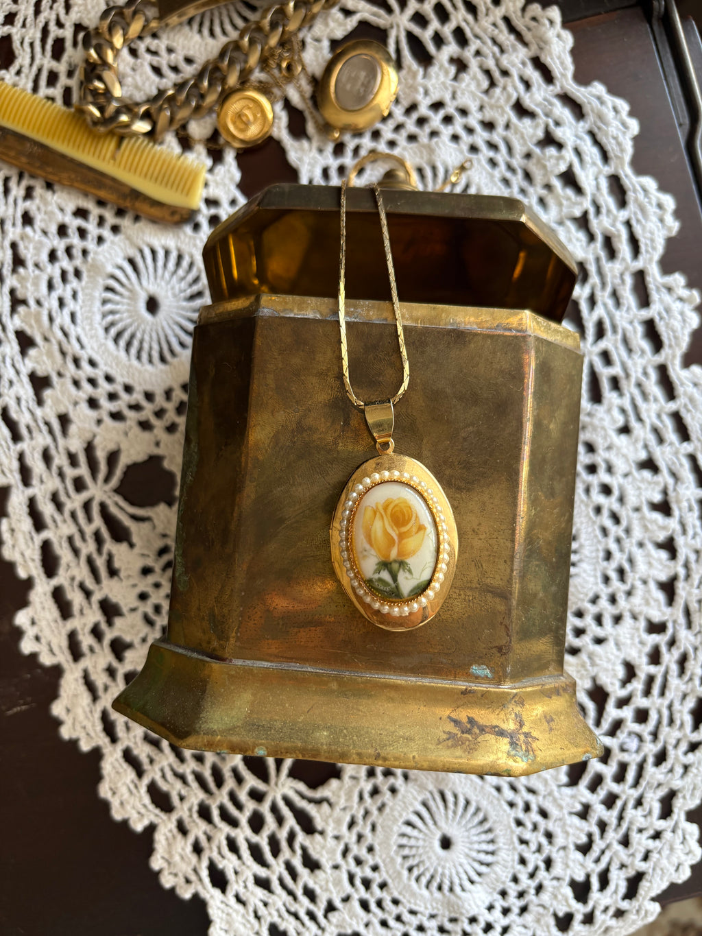 Floral pendant