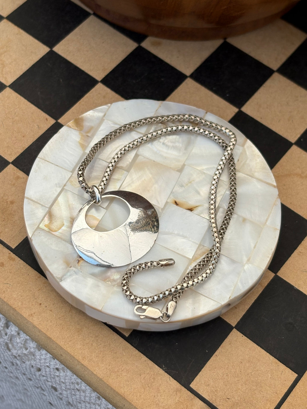 Circle pendant necklace