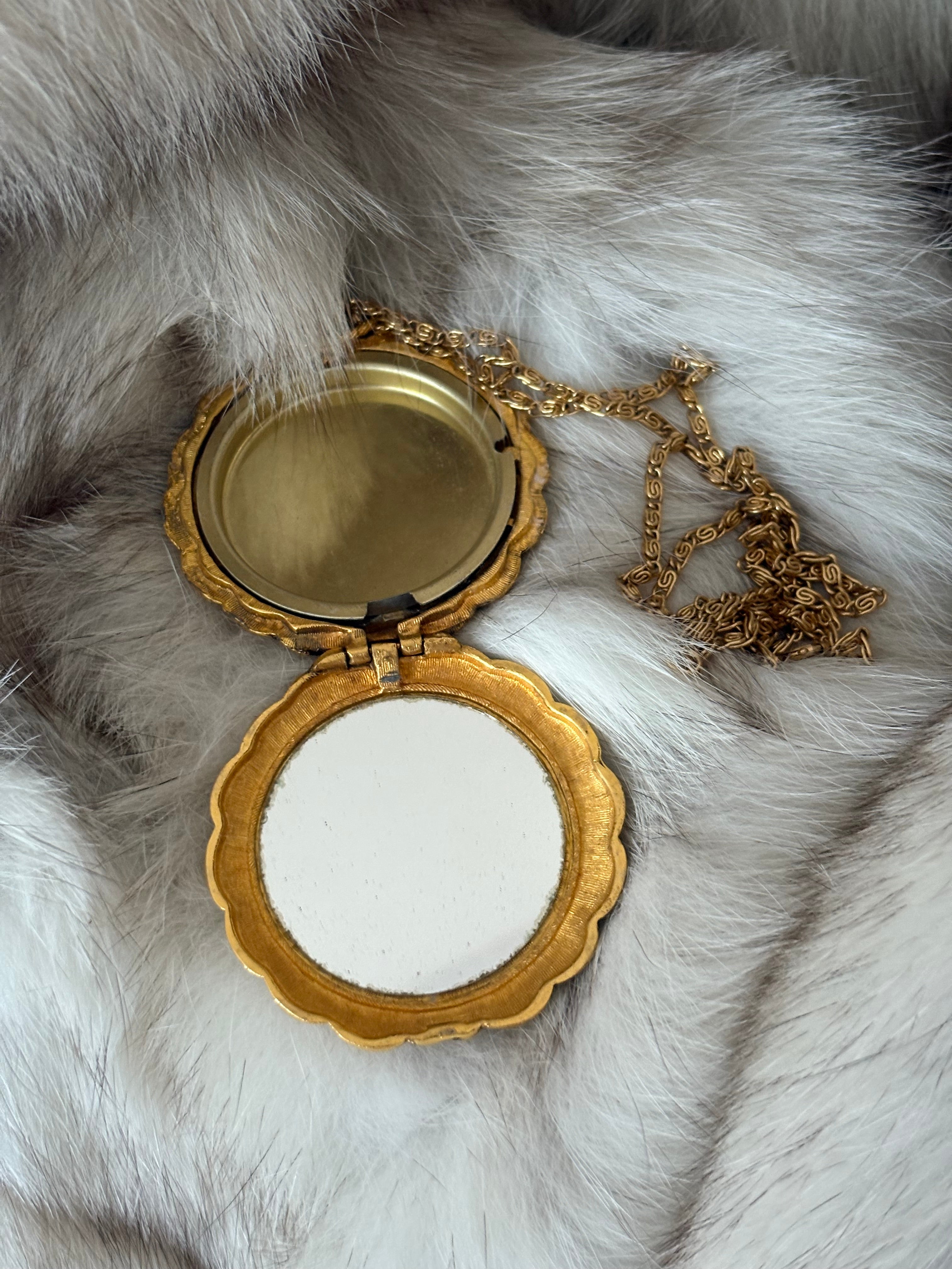 Compact mirror necklace