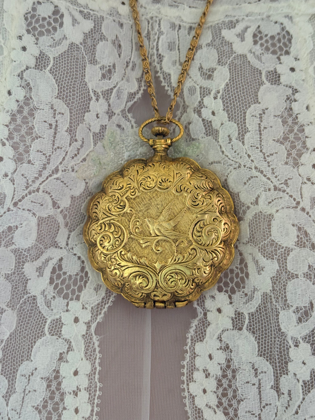 Compact mirror necklace