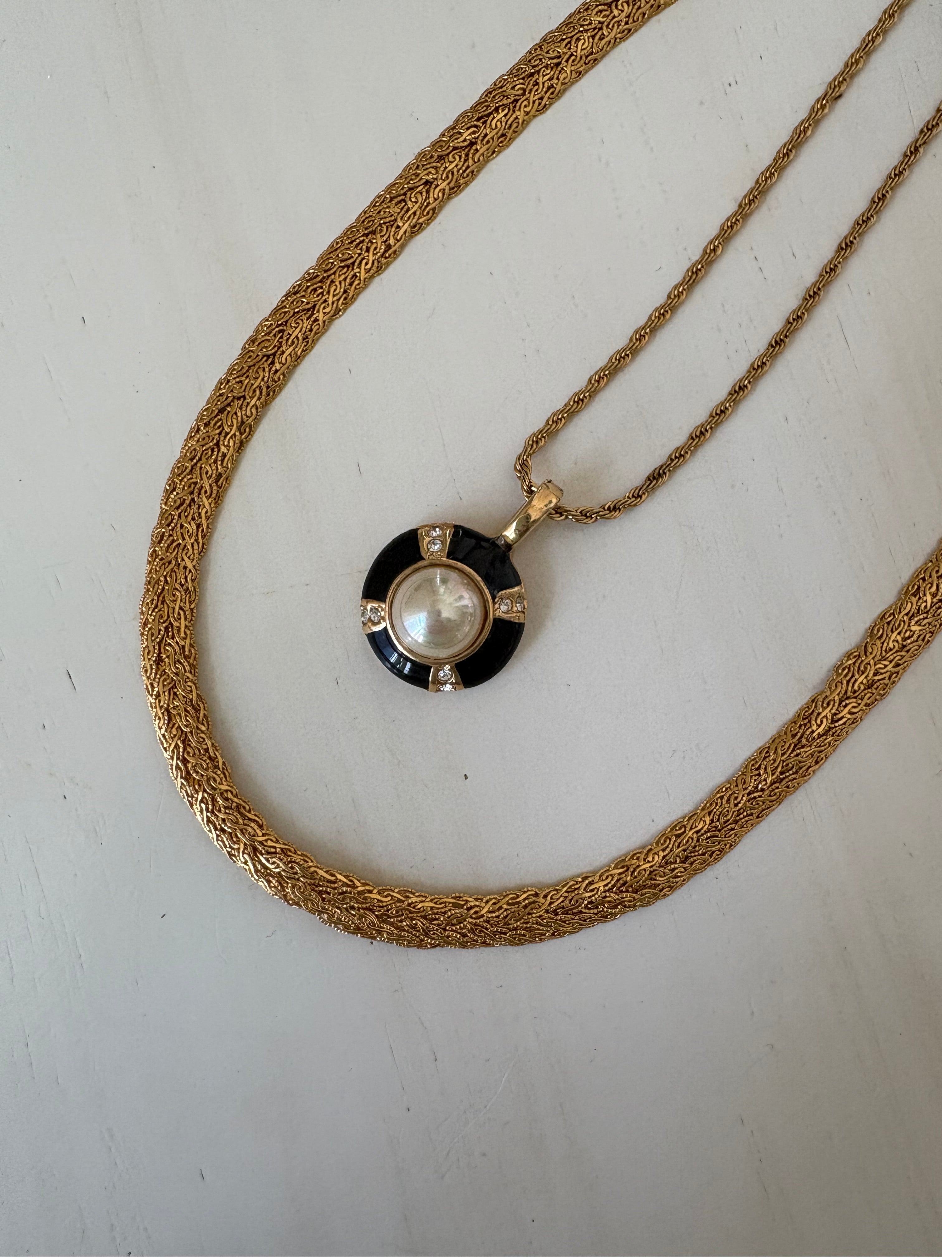 Roman pearl necklace