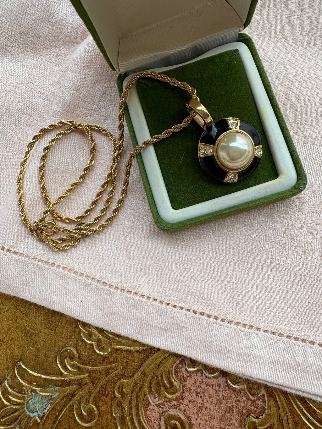 Roman pearl necklace