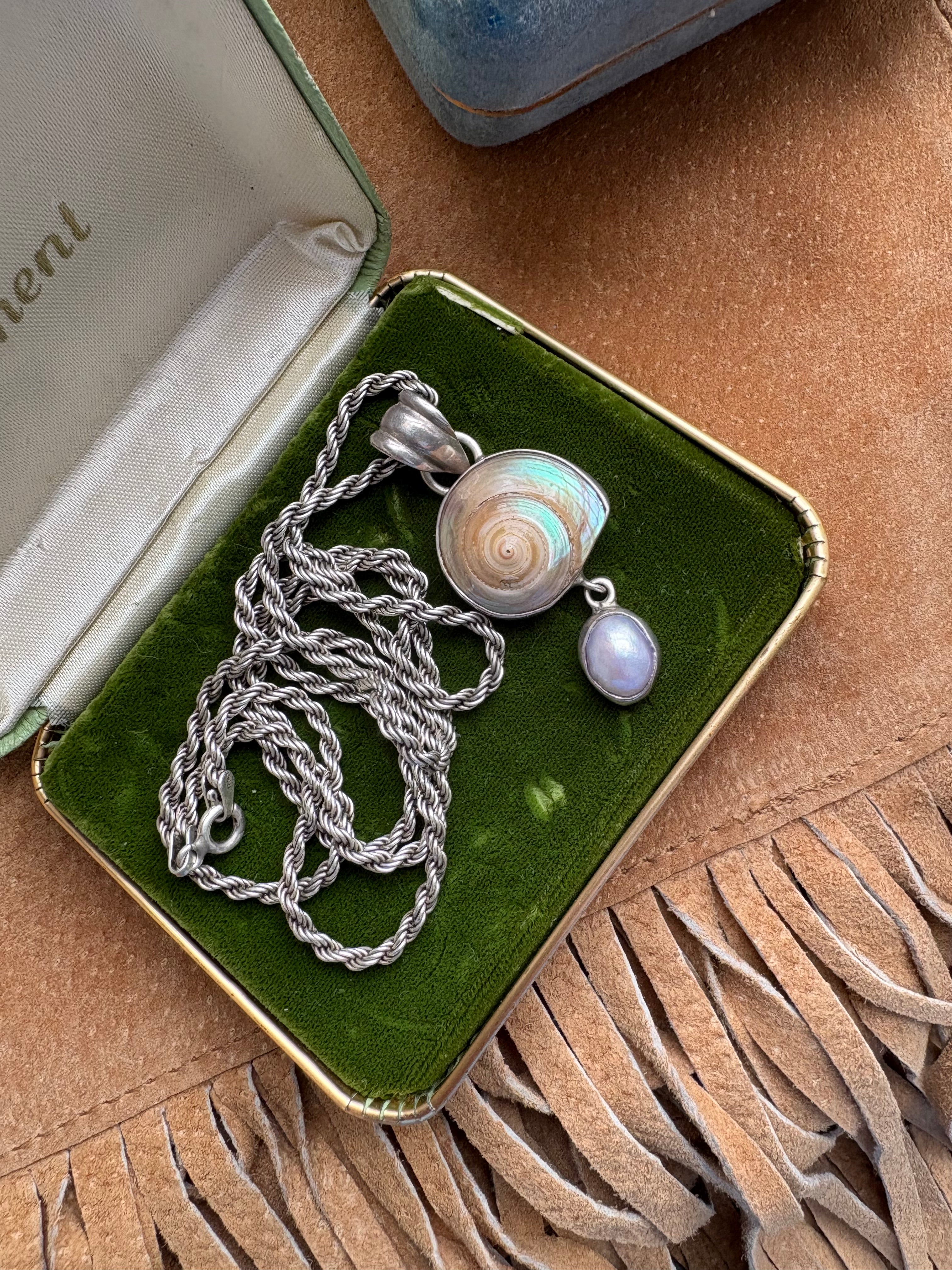 Shell and pearl pendant necklace