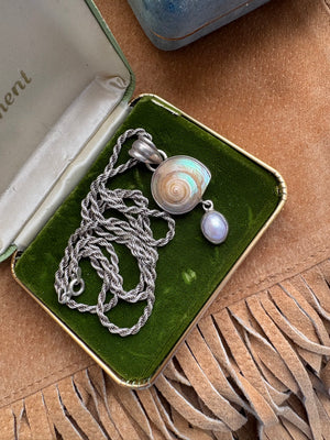 Shell and pearl pendant necklace
