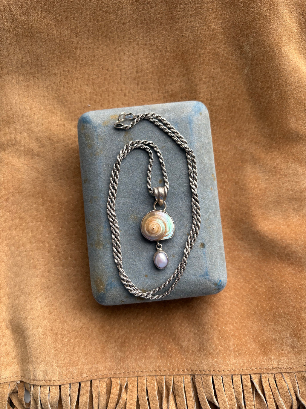 Shell and pearl pendant necklace