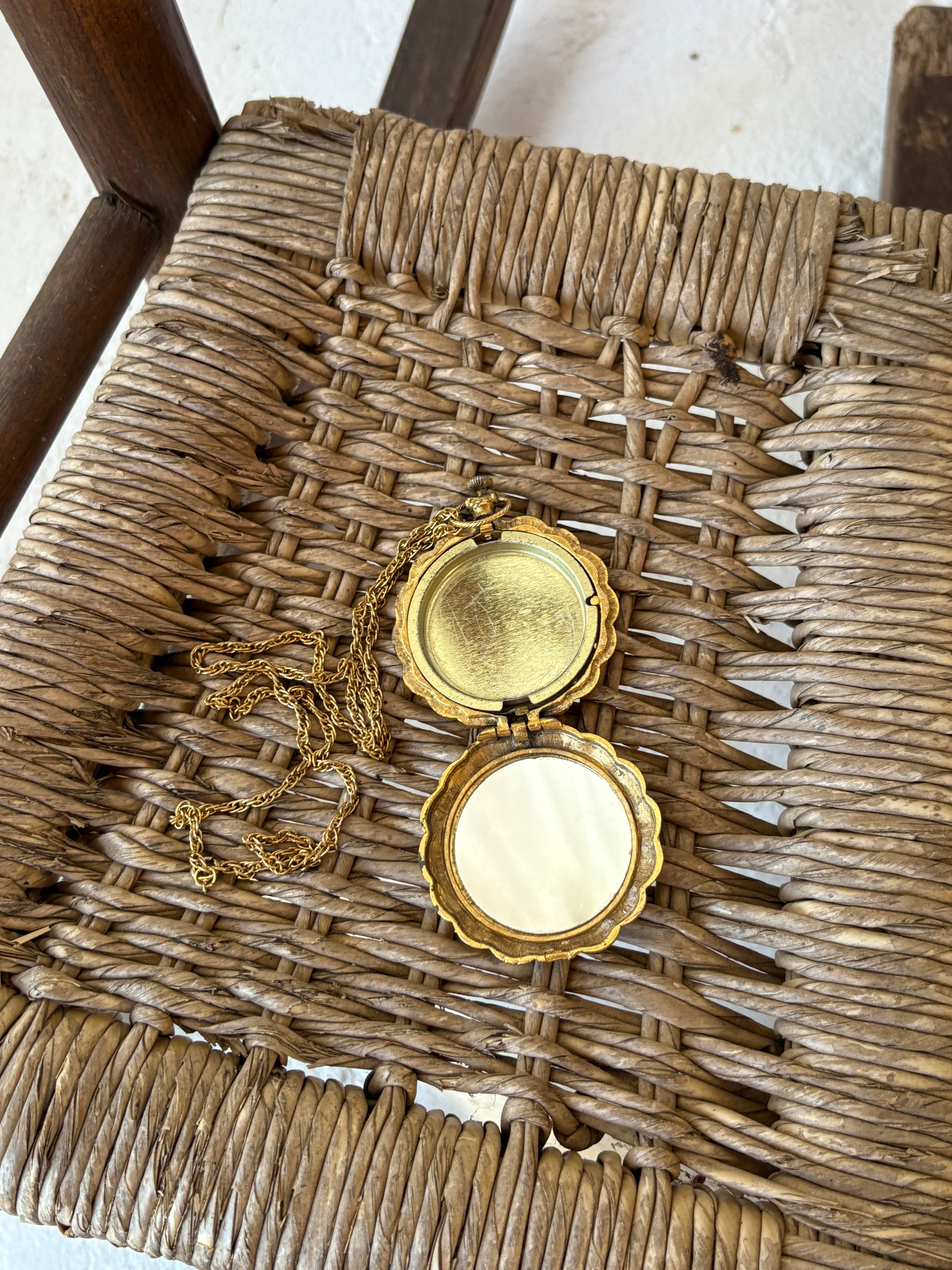Compact mirror necklace