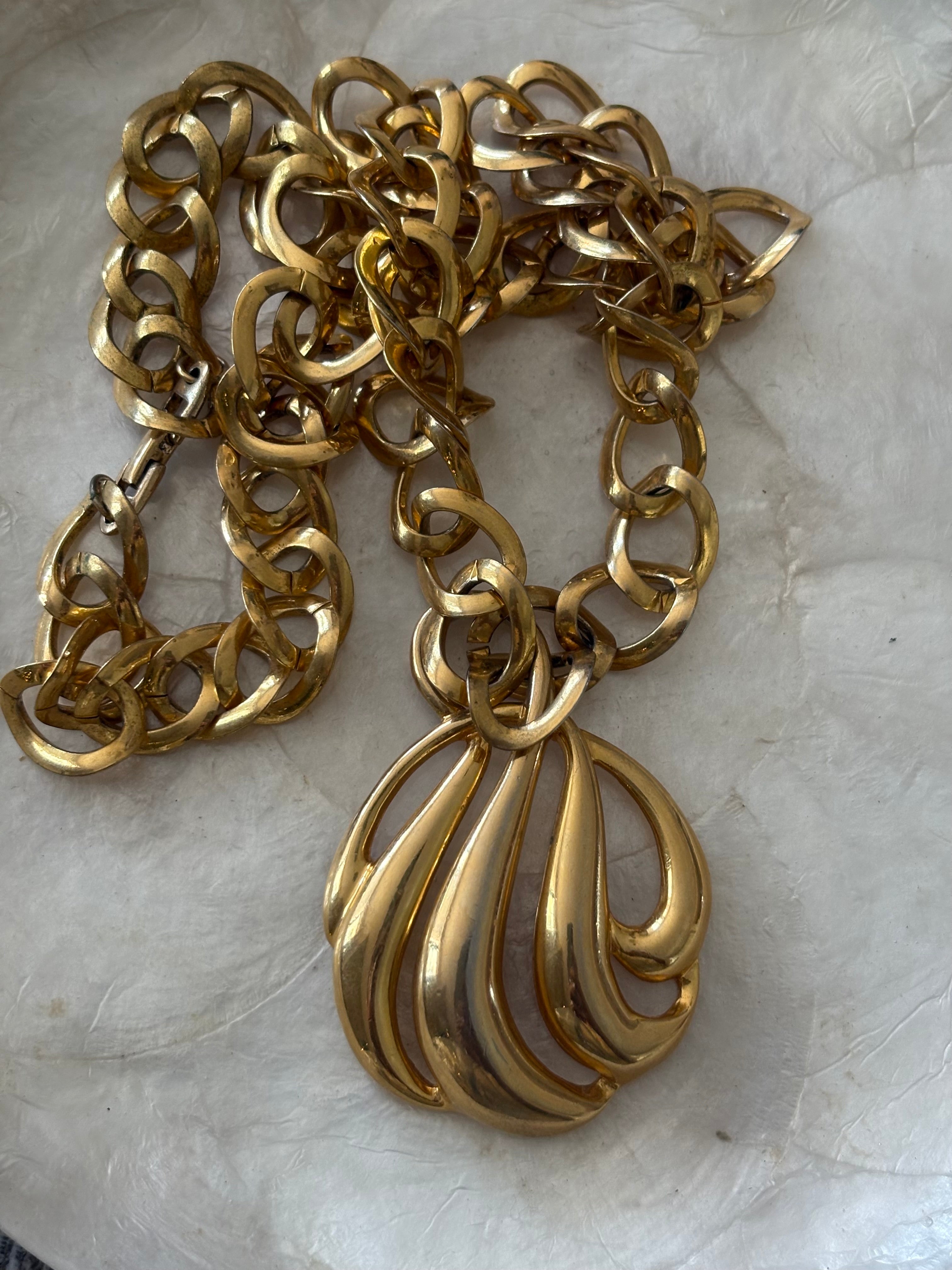 Chunky gold necklace