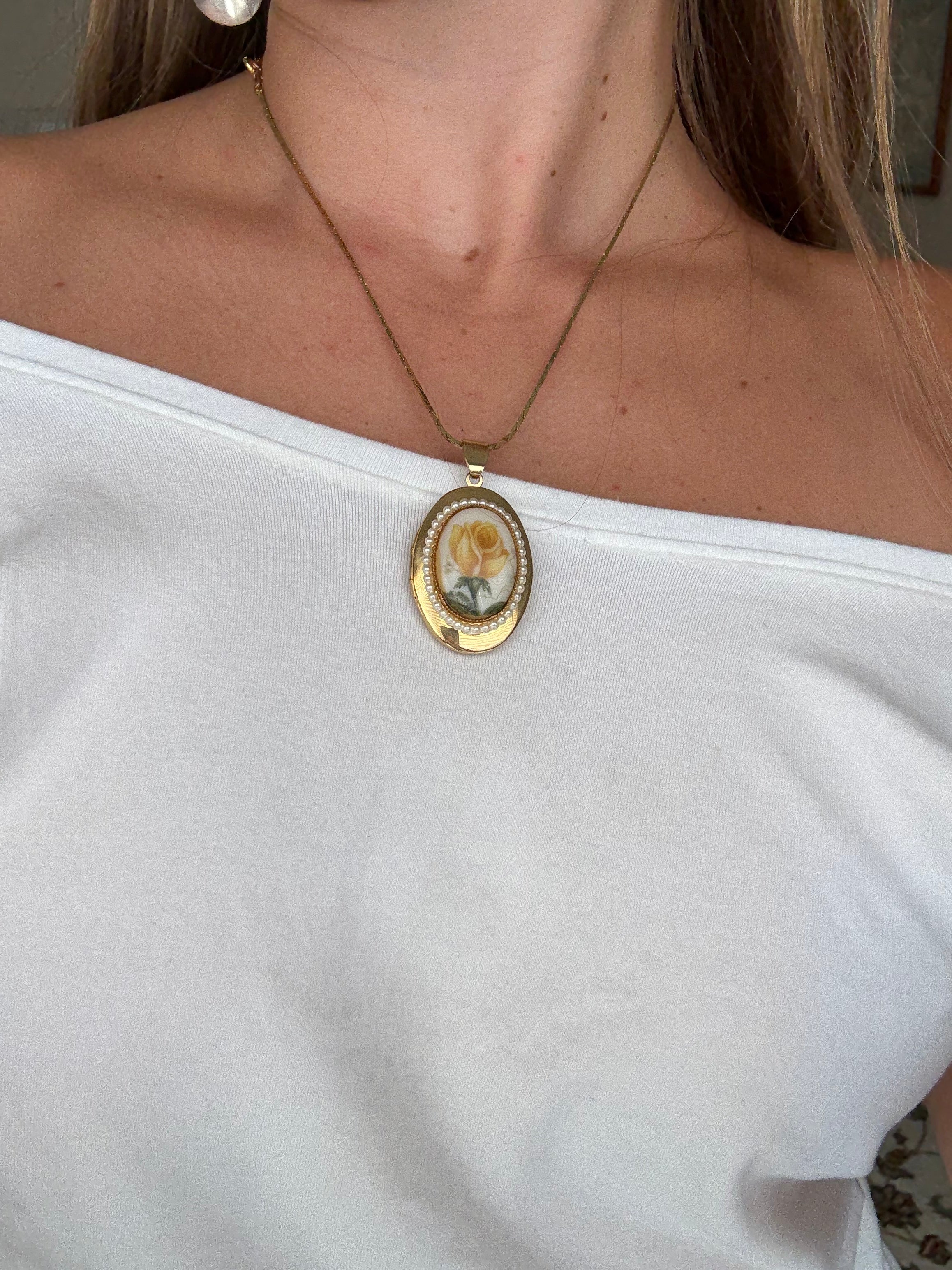 Floral pendant