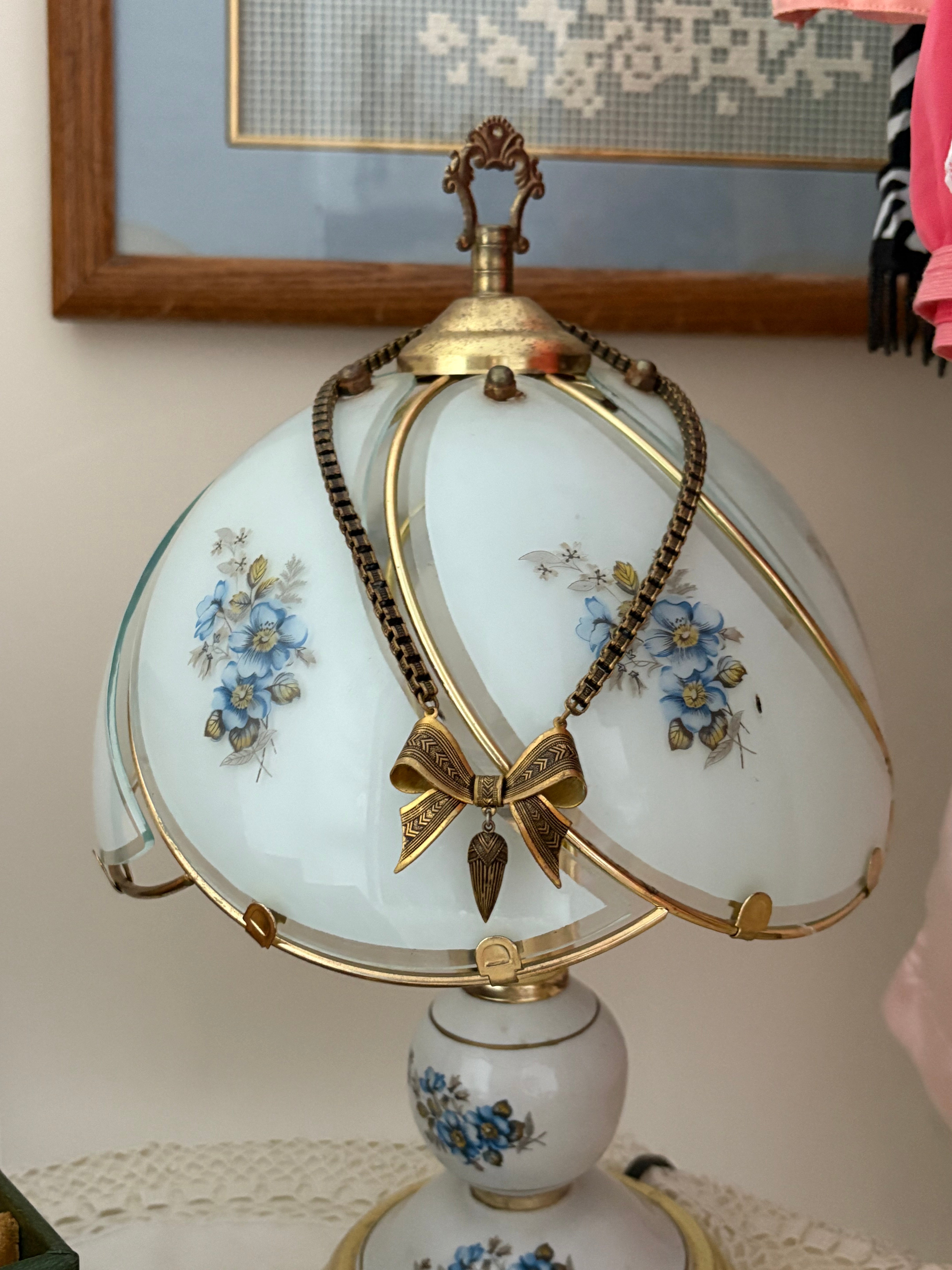 Bow necklace