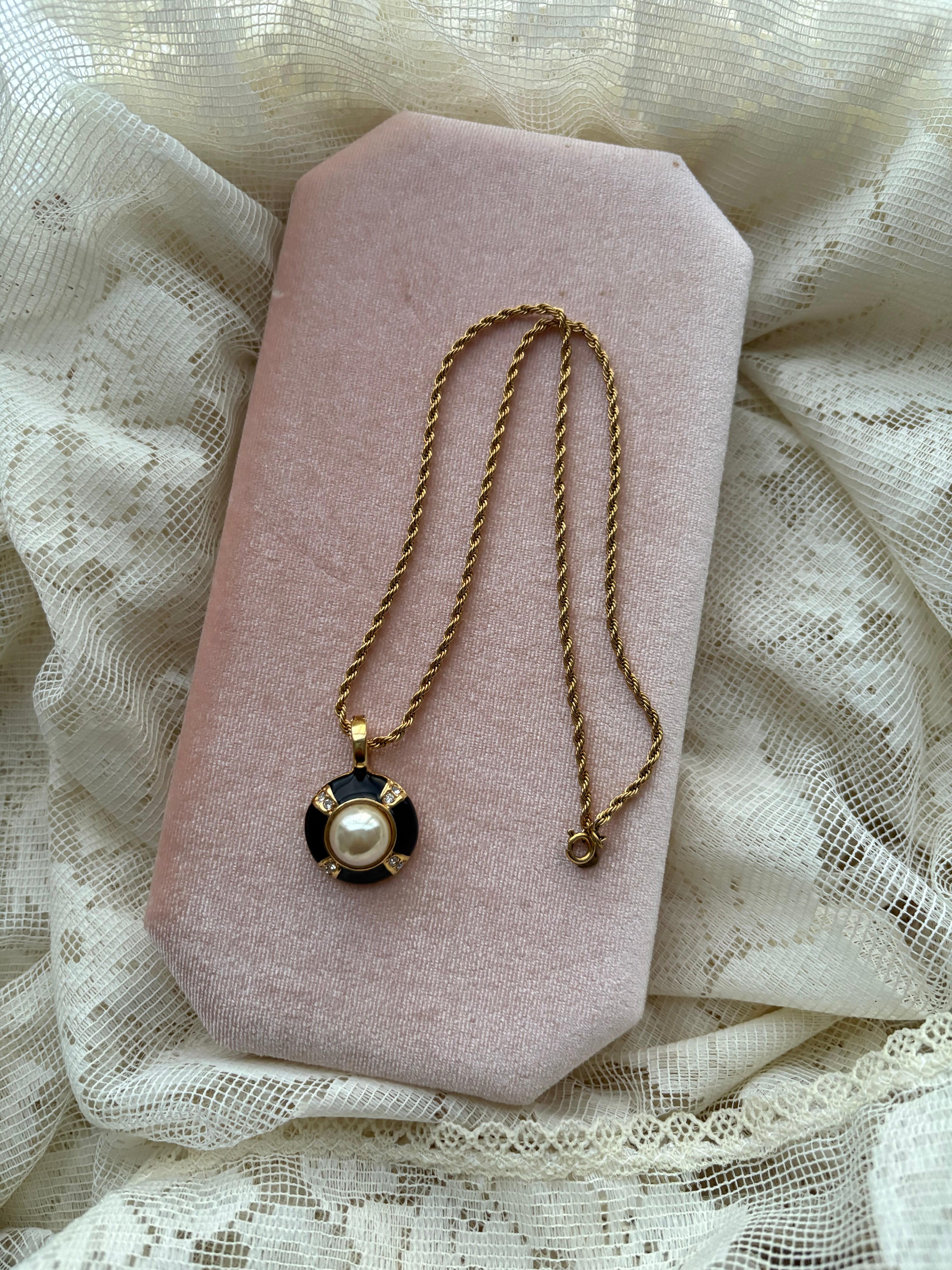 Roman pearl necklace