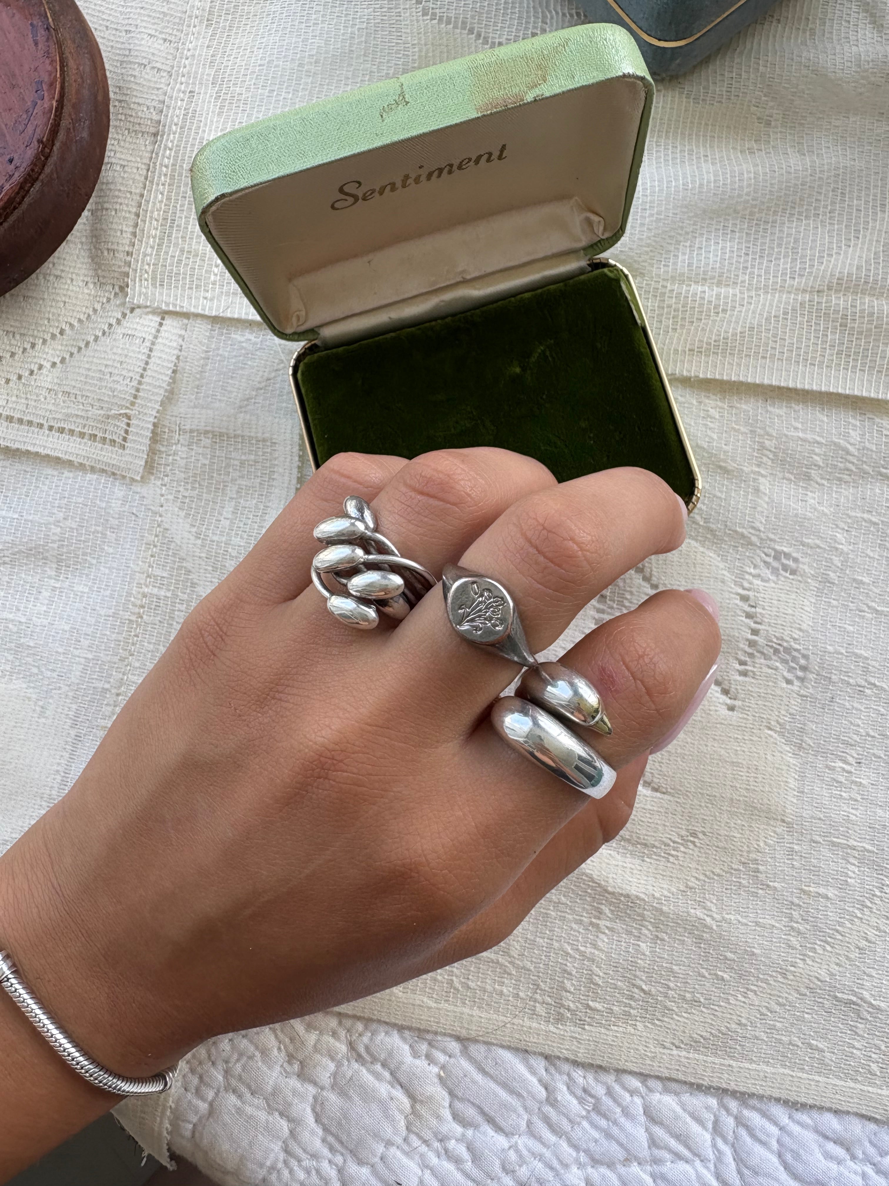 Floral signet