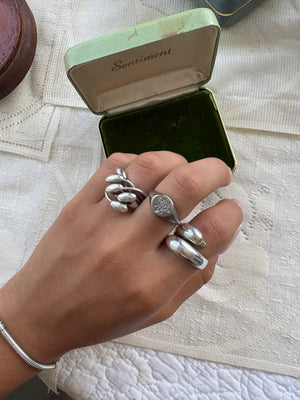 Floral signet