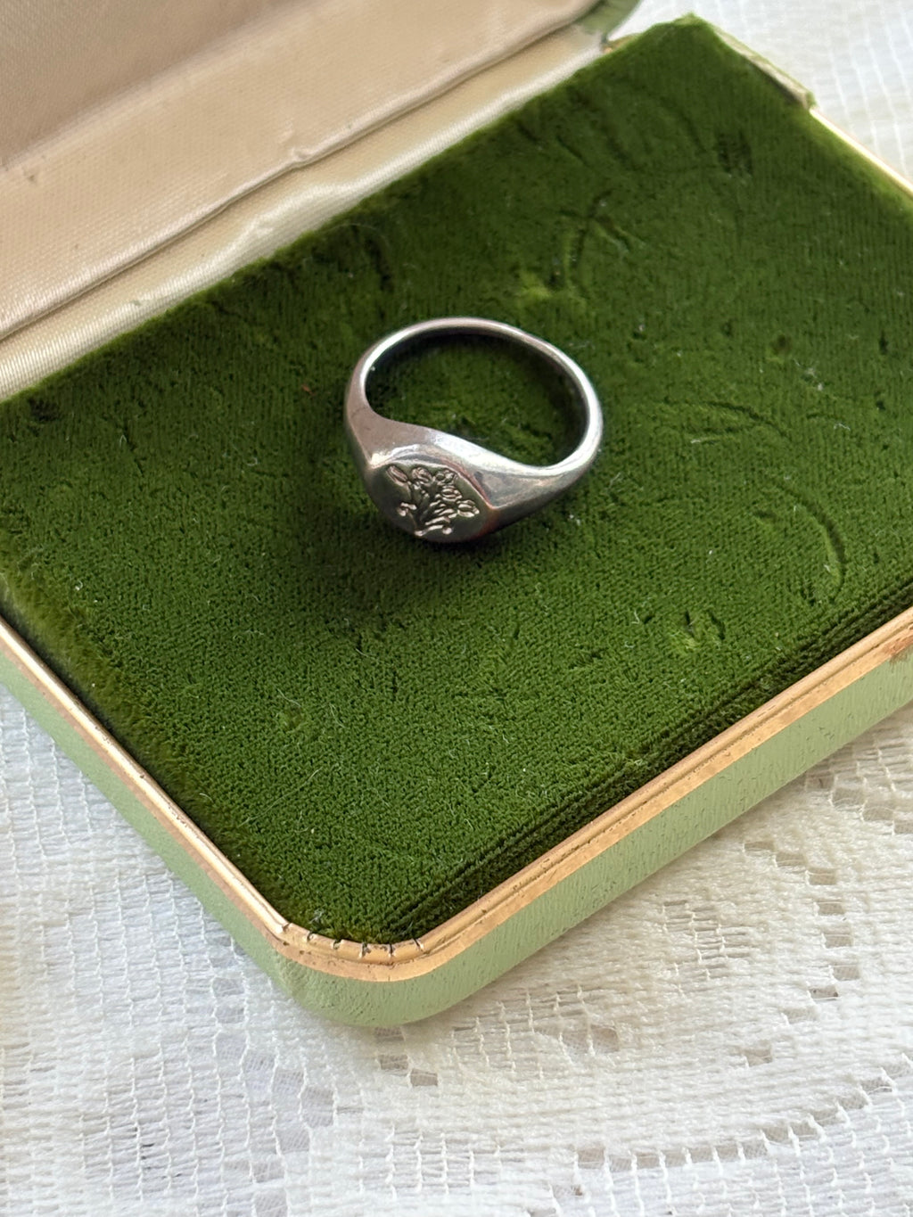 Floral signet